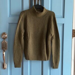 Point Sub size medium ladies olive green sweater like new